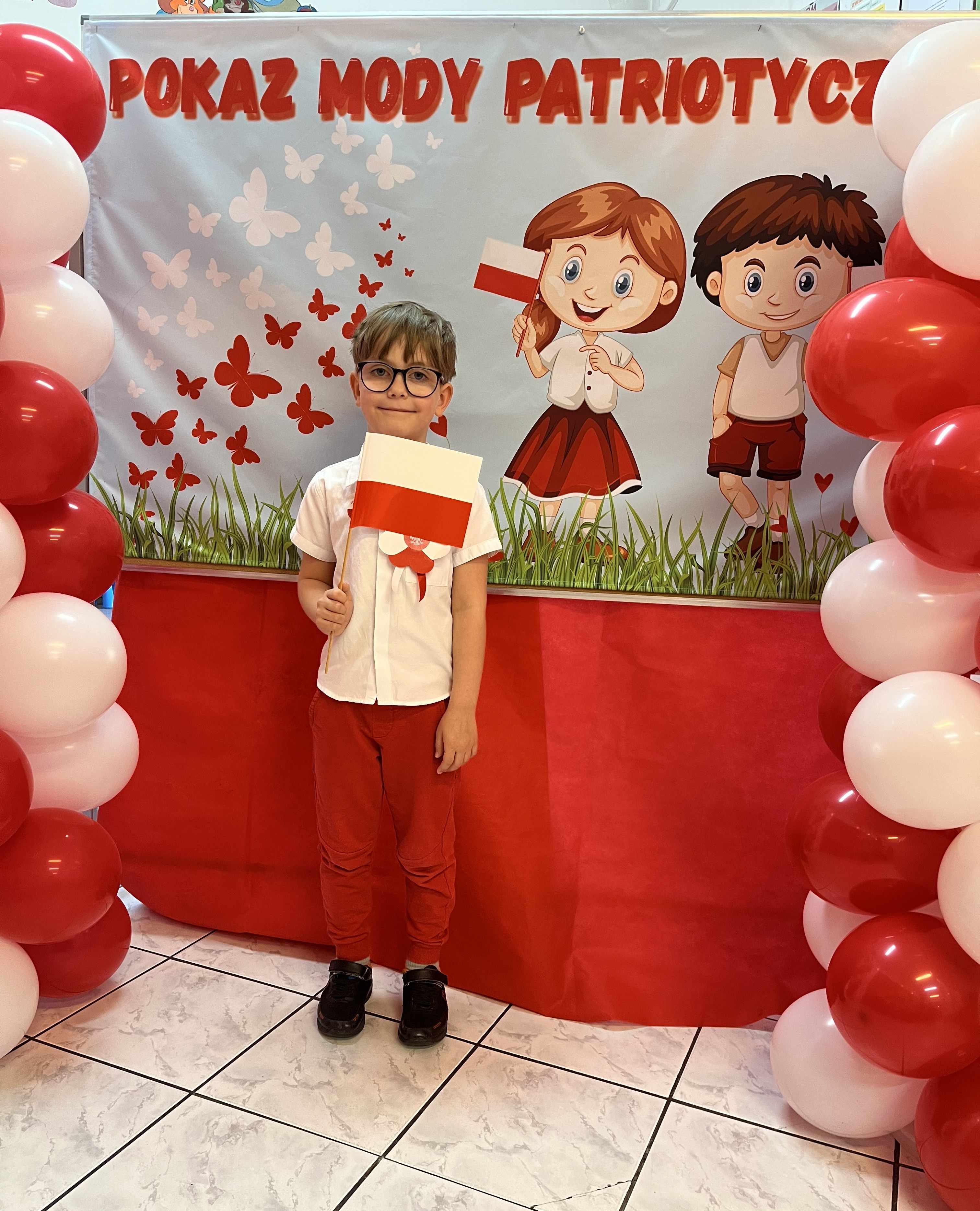 Pokaz Mody Patriotycznej - były stroje biało-czerwone.